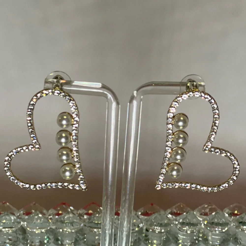 Hearted pearls earrings